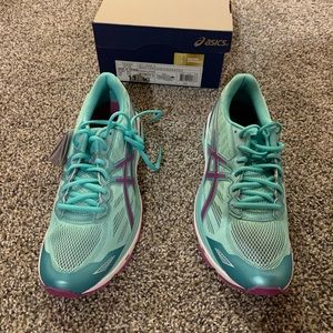 ASICS Women's GT-1000 5 Running Shoes. Size 11.